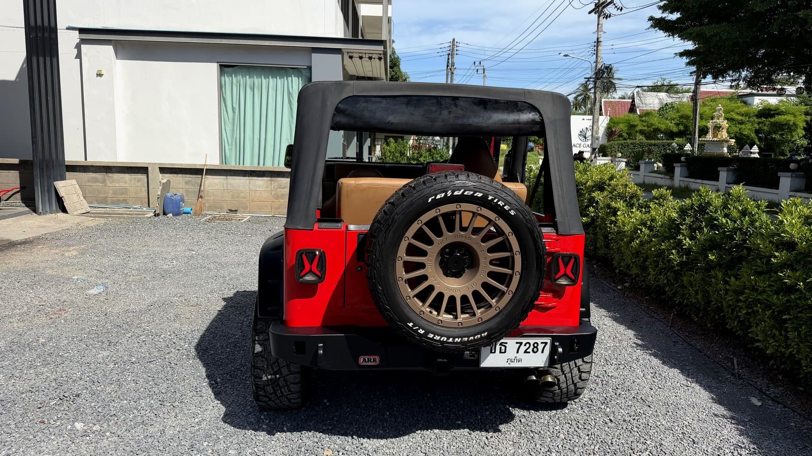 Tail-mounted spare wheel